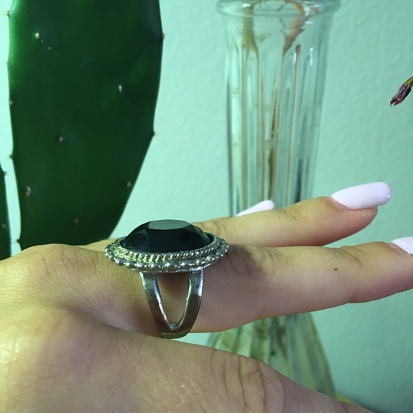 Black stud ring - Picture 2 of 3